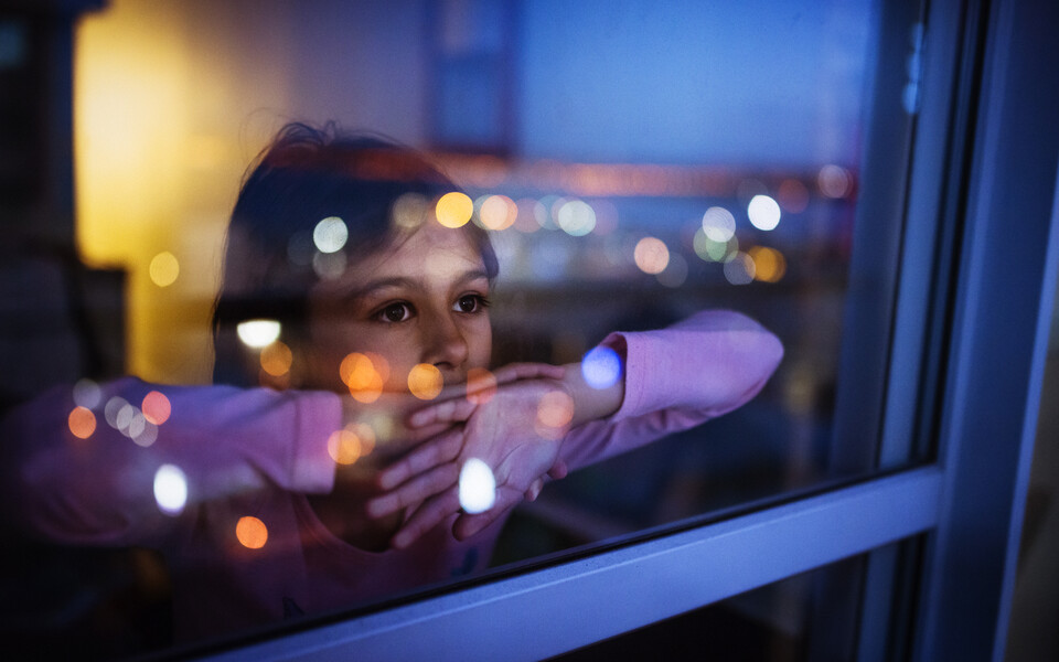 Looking light. Samalyot, girl looking, City, Lights.